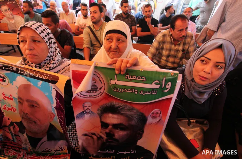 Palestinians take part in a protest demanding release the Palestinian prisoners in Israeli jails, in front of Red cross office in Gaza city, on Sept. 19, 2016. Photo by Ashraf Amra