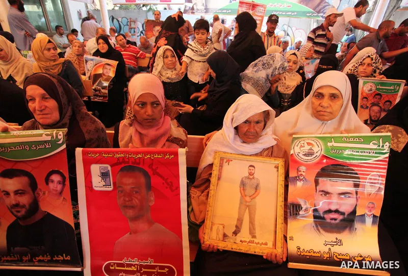 Palestinians take part in a protest demanding release the Palestinian prisoners in Israeli jails, in front of Red cross office in Gaza city, on Sept. 19, 2016. Photo by Ashraf Amra