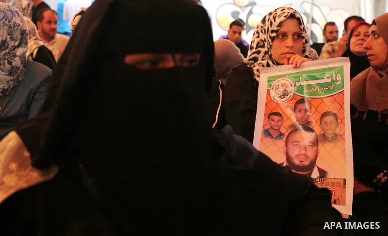 Palestinians take part in a protest demanding release the Palestinian prisoners in Israeli jails, in front of Red cross office in Gaza city, on Sept. 19, 2016. Photo by Ashraf Amra