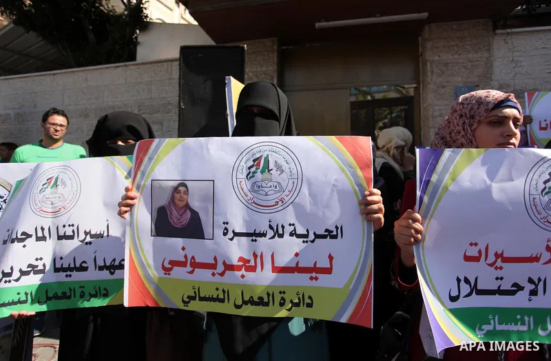 Palestinians take part in a protest demanding release the Palestinian prisoners in Israeli jails, in front of Red cross office in Gaza city, on Sept. 19, 2016. Photo by Ashraf Amra