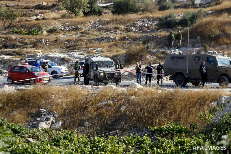 Israeli security forces stand at the scene where a Palestinian attempted to stab an Israeli soldier at the entrance to the West Bank village of Bani Na'im, near Hebron September 20, 2016. Photo by Wisam Hashlamoun