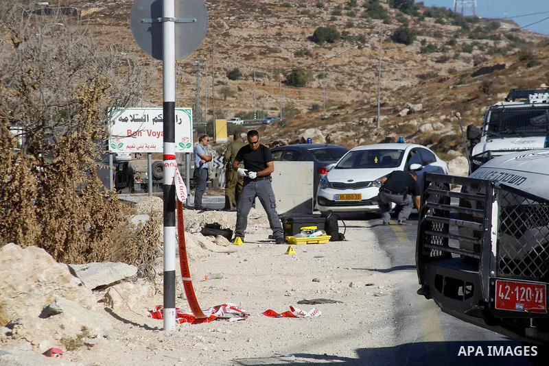Israeli security forces stand at the scene where a Palestinian attempted to stab an Israeli soldier at the entrance to the West Bank village of Bani Na'im, near Hebron September 20, 2016. Photo by Wisam Hashlamoun