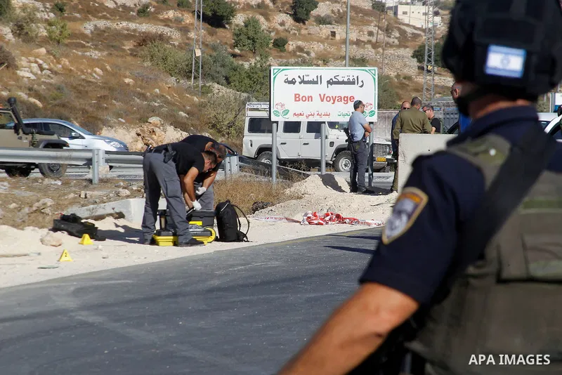 Israeli security forces stand at the scene where a Palestinian attempted to stab an Israeli soldier at the entrance to the West Bank village of Bani Na'im, near Hebron September 20, 2016. Photo by Wisam Hashlamoun