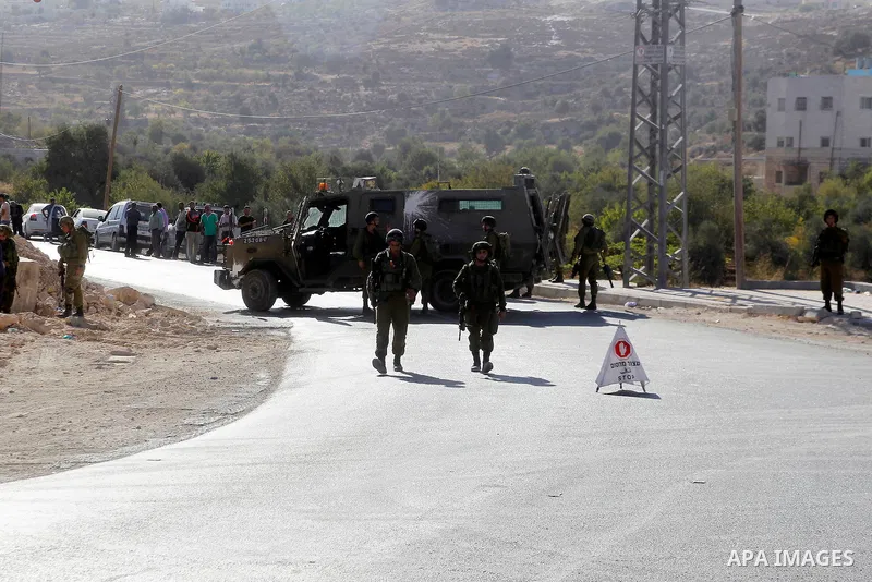 Israeli security forces stand at the scene where a Palestinian attempted to stab an Israeli soldier at the entrance to the West Bank village of Bani Na'im, near Hebron September 20, 2016. Photo by Wisam Hashlamoun