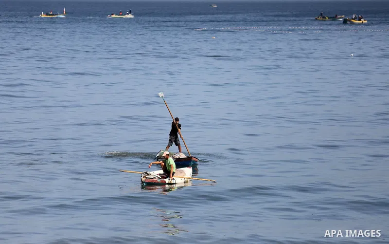 Palestinian fishermen ride their fishing at Gaza's seaport of Gaza City, on Sept. 21, 2016. Photo by Mohammed Asad