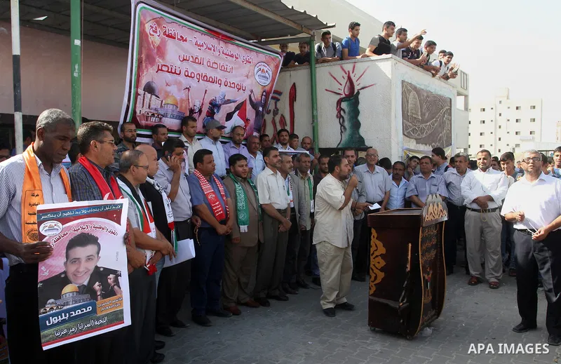 Palestinians take part during a protest to show solidarity with Palestinian prisoners on hunger strike in Israeli Jails, in Rafah in the southern Gaza strip, on Sept. 21, 2016. Photo by Abed Rahim Khatib