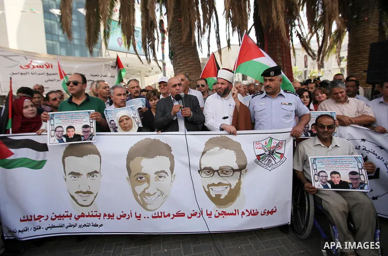 Palestinians take part during a protest to show solidarity with Palestinian prisoners on hunger strike in Israeli Jails, in the West Bank city of Nablus, on Sept. 21, 2016. Photo by Nedal Eshtayah