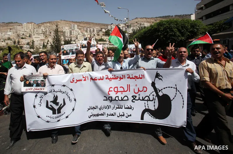Palestinians take part during a protest to show solidarity with Palestinian prisoners on hunger strike in Israeli Jails, in the West Bank city of Nablus, on Sept. 21, 2016. Photo by Nedal Eshtayah