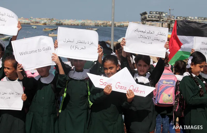Palestinian boys take part in a rally in support of a Gaza-bound flotilla of international activists attempting to break the Gaza blockade, at the Seaport of Gaza City, September 22, 2016. Photo by Ashraf Amra
