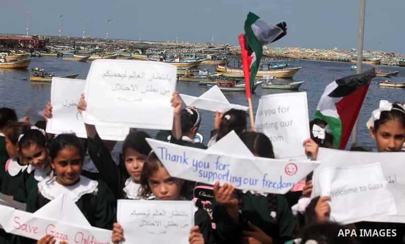 Palestinian boys take part in a rally in support of a Gaza-bound flotilla of international activists attempting to break the Gaza blockade, at the Seaport of Gaza City, September 22, 2016. Photo by Ashraf Amra