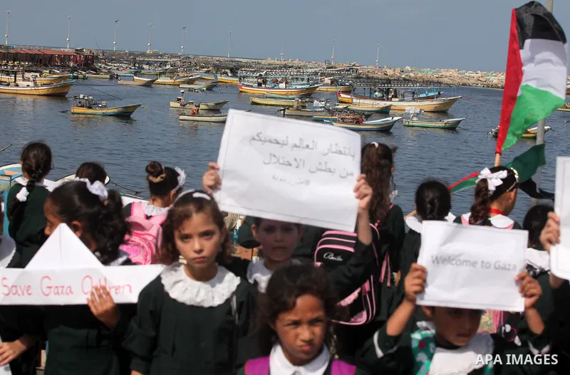 Palestinian boys take part in a rally in support of a Gaza-bound flotilla of international activists attempting to break the Gaza blockade, at the Seaport of Gaza City, September 22, 2016. Photo by Ashraf Amra