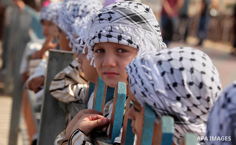 Palestinian boys take part in a rally in support of a Gaza-bound flotilla of international activists attempting to break the Gaza blockade, at the Seaport of Gaza City, September 22, 2016. Photo by Ashraf Amra