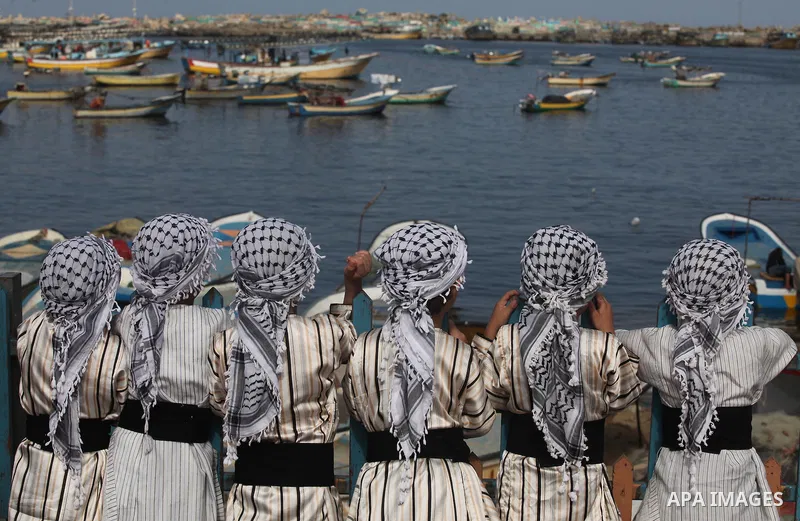 Palestinian boys take part in a rally in support of a Gaza-bound flotilla of international activists attempting to break the Gaza blockade, at the Seaport of Gaza City, September 22, 2016. Photo by Ashraf Amra