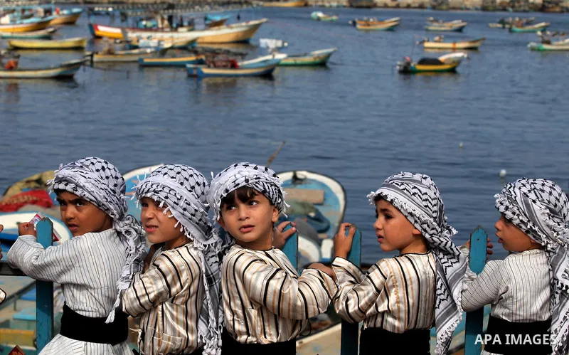 Palestinian boys take part in a rally in support of a Gaza-bound flotilla of international activists attempting to break the Gaza blockade, at the Seaport of Gaza City, September 22, 2016. Photo by Ashraf Amra