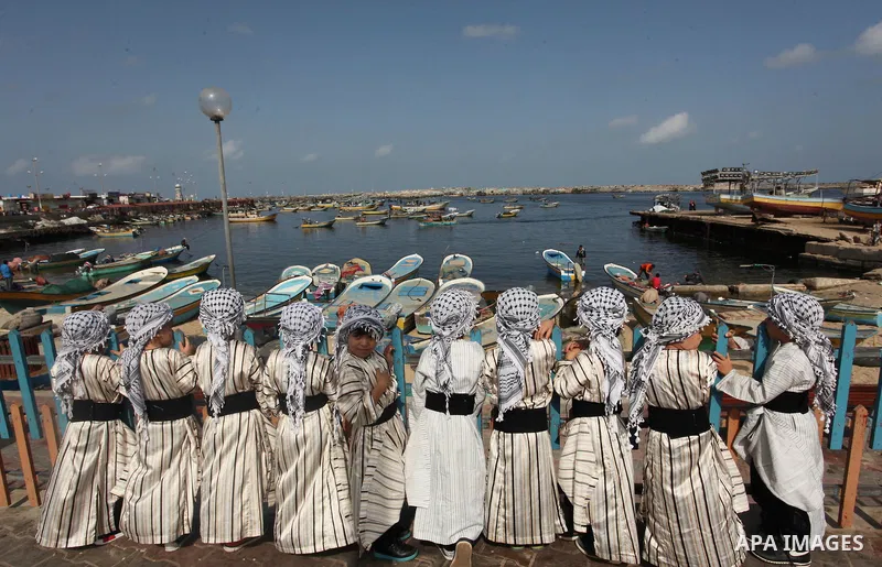 Palestinian boys take part in a rally in support of a Gaza-bound flotilla of international activists attempting to break the Gaza blockade, at the Seaport of Gaza City, September 22, 2016. Photo by Ashraf Amra