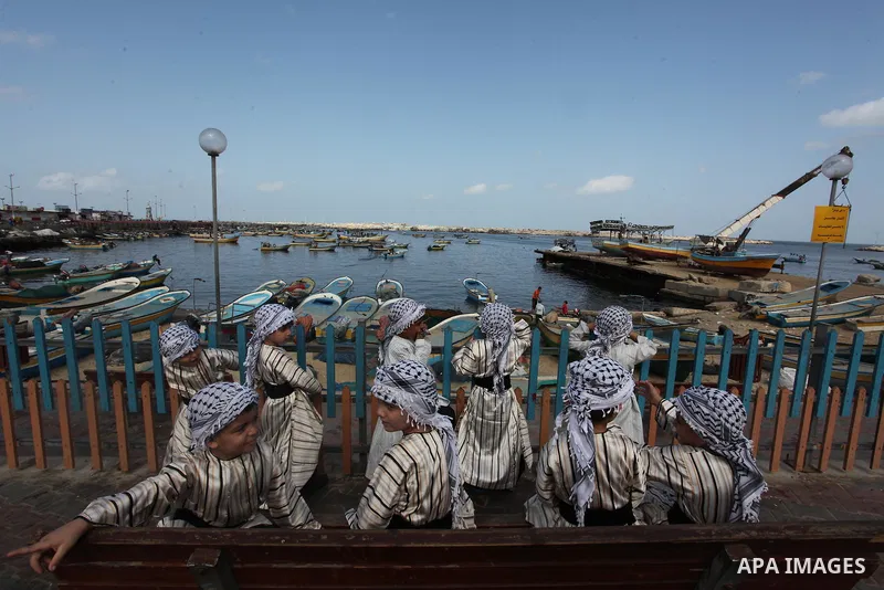 Palestinian boys take part in a rally in support of a Gaza-bound flotilla of international activists attempting to break the Gaza blockade, at the Seaport of Gaza City, September 22, 2016. Photo by Ashraf Amra