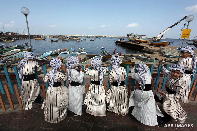 Palestinian boys take part in a rally in support of a Gaza-bound flotilla of international activists attempting to break the Gaza blockade, at the Seaport of Gaza City, September 22, 2016. Photo by Ashraf Amra