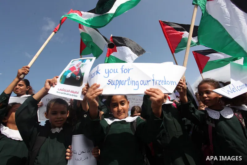 Palestinian boys take part in a rally in support of a Gaza-bound flotilla of international activists attempting to break the Gaza blockade, at the Seaport of Gaza City, September 22, 2016. Photo by Ashraf Amra