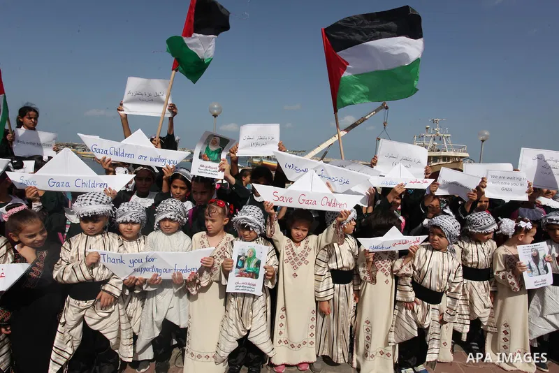 Palestinian boys take part in a rally in support of a Gaza-bound flotilla of international activists attempting to break the Gaza blockade, at the Seaport of Gaza City, September 22, 2016. Photo by Ashraf Amra