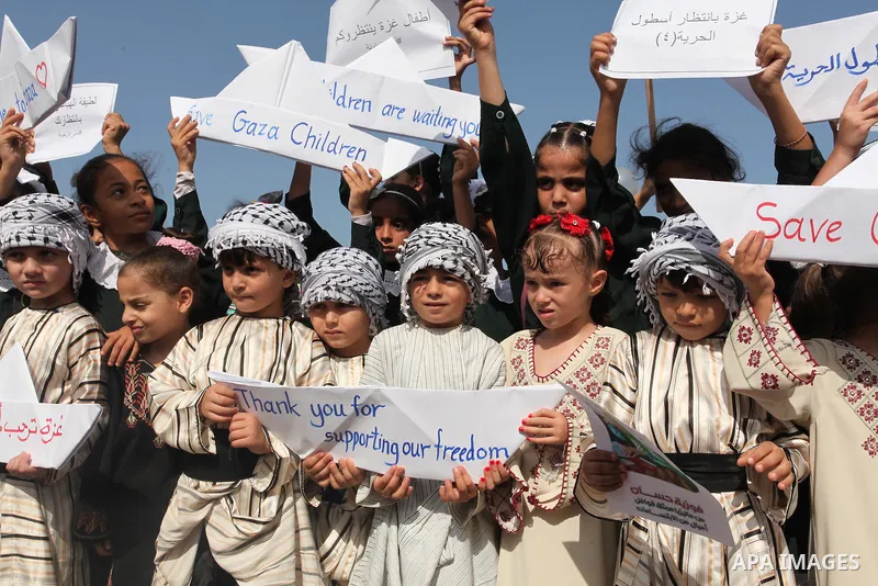 Palestinian boys take part in a rally in support of a Gaza-bound flotilla of international activists attempting to break the Gaza blockade, at the Seaport of Gaza City, September 22, 2016. Photo by Ashraf Amra
