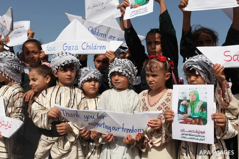Palestinian boys take part in a rally in support of a Gaza-bound flotilla of international activists attempting to break the Gaza blockade, at the Seaport of Gaza City, September 22, 2016. Photo by Ashraf Amra