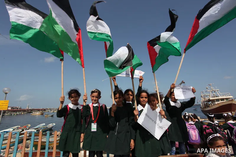 Palestinian boys take part in a rally in support of a Gaza-bound flotilla of international activists attempting to break the Gaza blockade, at the Seaport of Gaza City, September 22, 2016. Photo by Ashraf Amra