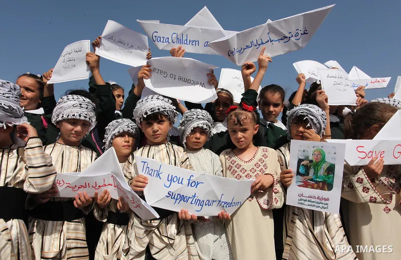 Palestinian boys take part in a rally in support of a Gaza-bound flotilla of international activists attempting to break the Gaza blockade, at the Seaport of Gaza City, September 22, 2016. Photo by Ashraf Amra
