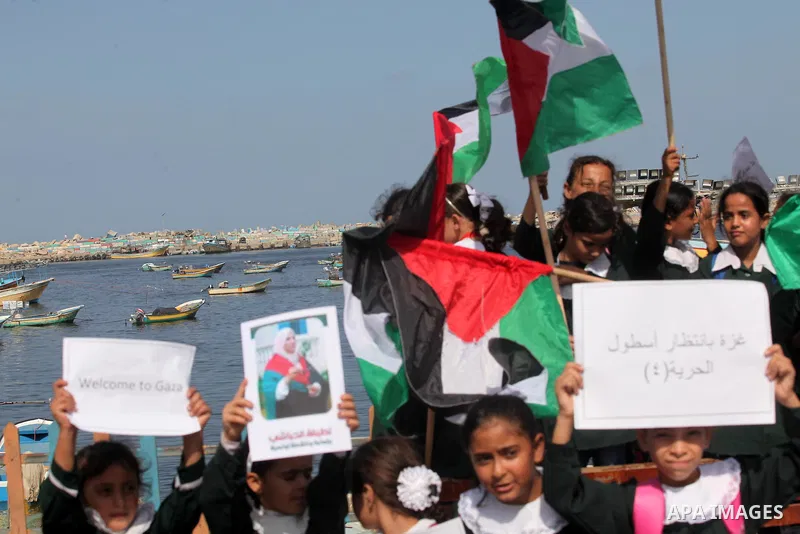 Palestinian boys take part in a rally in support of a Gaza-bound flotilla of international activists attempting to break the Gaza blockade, at the Seaport of Gaza City, September 22, 2016. Photo by Ashraf Amra