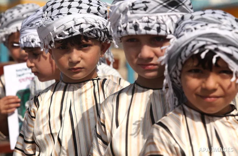Palestinian boys take part in a rally in support of a Gaza-bound flotilla of international activists attempting to break the Gaza blockade, at the Seaport of Gaza City, September 22, 2016. Photo by Ashraf Amra