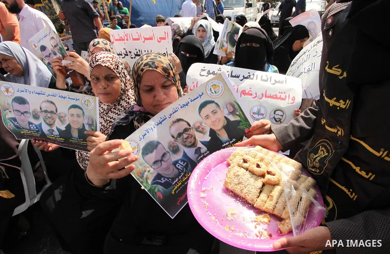 Palestinians take part during a protest to show solidarity with Palestinian prisoners on hunger strike in Israeli Jails, in front of Red cross office in Gaza city, on Sept. 22, 2016. Photo by Ashraf Amra