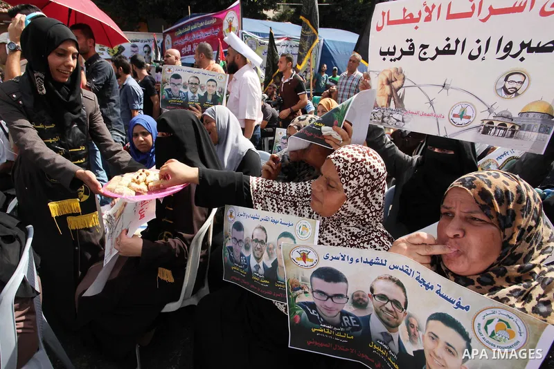Palestinians take part during a protest to show solidarity with Palestinian prisoners on hunger strike in Israeli Jails, in front of Red cross office in Gaza city, on Sept. 22, 2016. Photo by Ashraf Amra