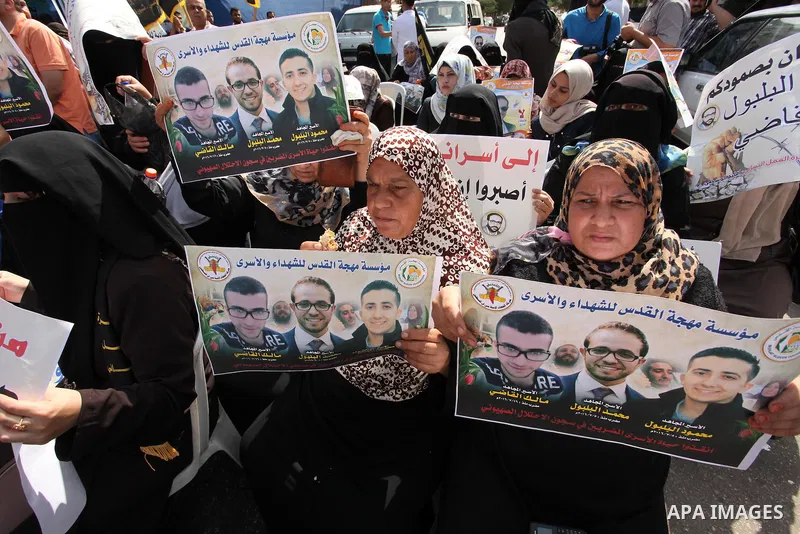 Palestinians take part during a protest to show solidarity with Palestinian prisoners on hunger strike in Israeli Jails, in front of Red cross office in Gaza city, on Sept. 22, 2016. Photo by Ashraf Amra