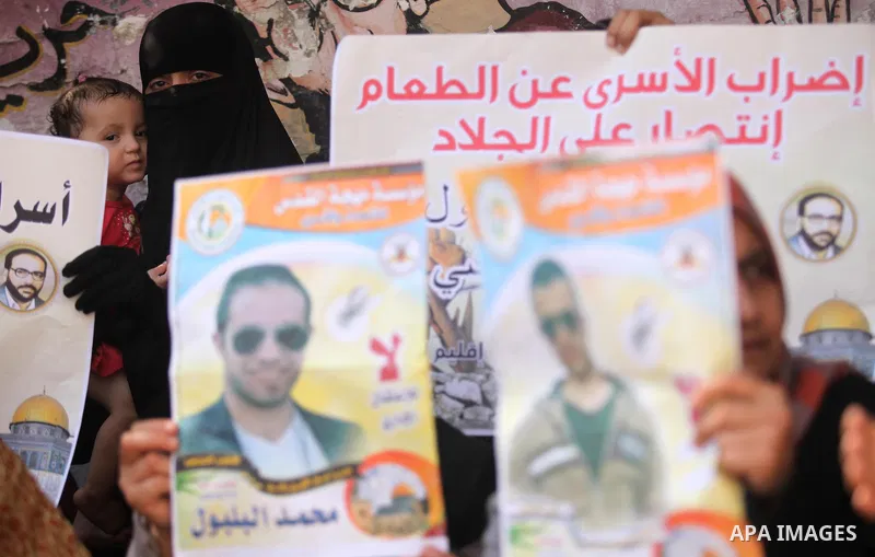 Palestinians take part during a protest to show solidarity with Palestinian prisoners on hunger strike in Israeli Jails, in front of Red cross office in Gaza city, on Sept. 22, 2016. Photo by Ashraf Amra