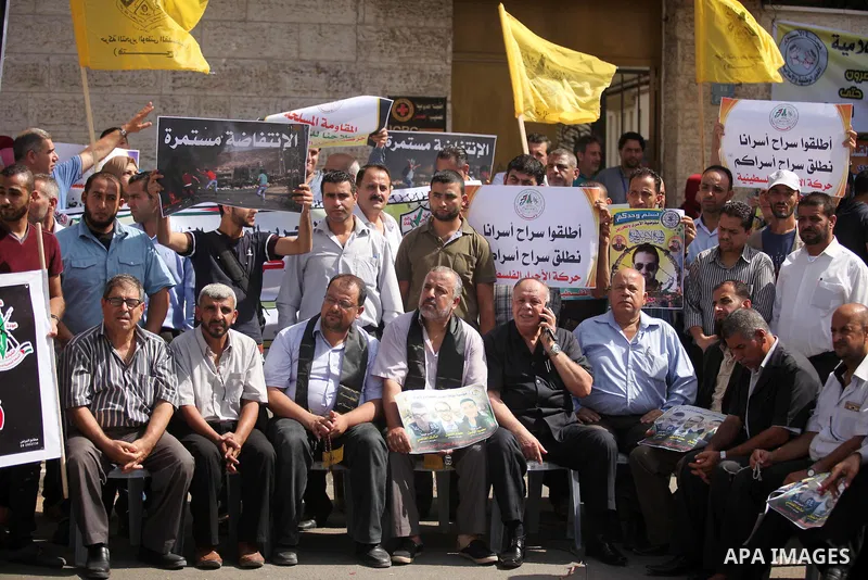 Palestinians take part during a protest to show solidarity with Palestinian prisoners on hunger strike in Israeli Jails, in front of Red cross office in Gaza city, on Sept. 22, 2016. Photo by Ashraf Amra
