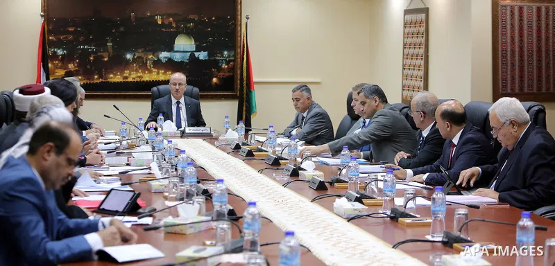 Palestinian Prime Minister Rami hamadallah heads the Palestinian cabinet meeting in the West Bank city of Ramallah on Sept 22,2016. Photo by Prime Minister Office