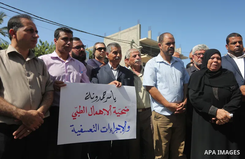 Palestinians take part a protest to show solidarity with Yasser Thiyab Hamduna after his died in Israeli custody on Sunday morning following a fatal stroke, in front of Red cross office, on Sept. 25, 2016. Photo by Moham...