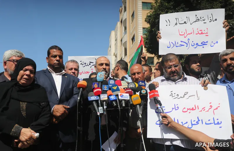 Palestinians take part a protest to show solidarity with Yasser Thiyab Hamduna after his died in Israeli custody on Sunday morning following a fatal stroke, in front of Red cross office, on Sept. 25, 2016. Photo by Moham...