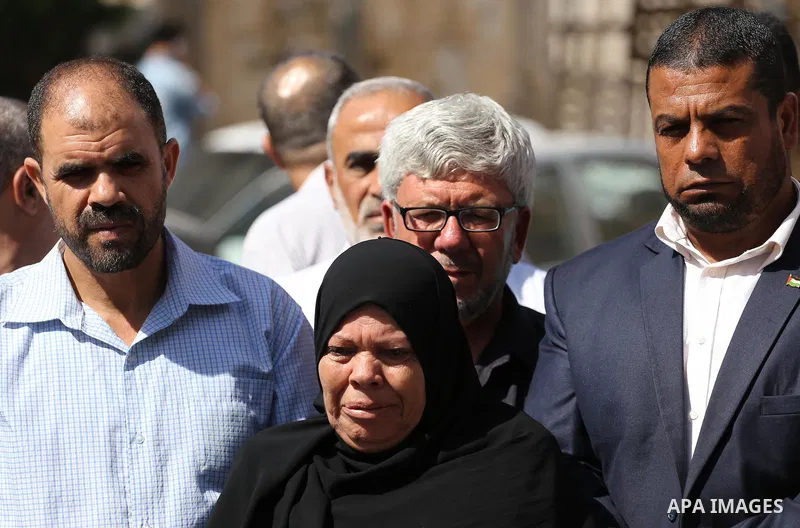 Palestinians take part a protest to show solidarity with Yasser Thiyab Hamduna after his died in Israeli custody on Sunday morning following a fatal stroke, in front of Red cross office, on Sept. 25, 2016. Photo by Moham...