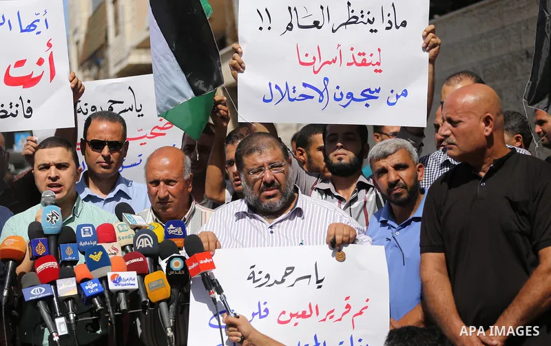 Palestinians take part a protest to show solidarity with Yasser Thiyab Hamduna after his died in Israeli custody on Sunday morning following a fatal stroke, in front of Red cross office, on Sept. 25, 2016. Photo by Moham...