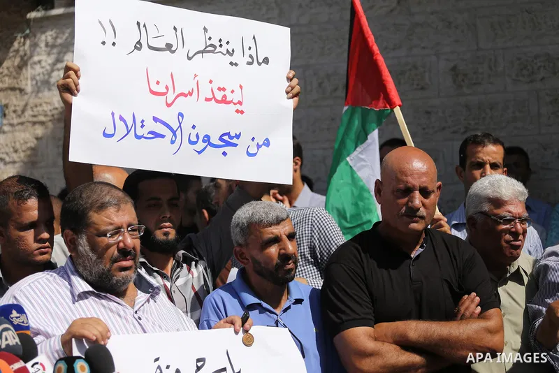 Palestinians take part a protest to show solidarity with Yasser Thiyab Hamduna after his died in Israeli custody on Sunday morning following a fatal stroke, in front of Red cross office, on Sept. 25, 2016. Photo by Moham...