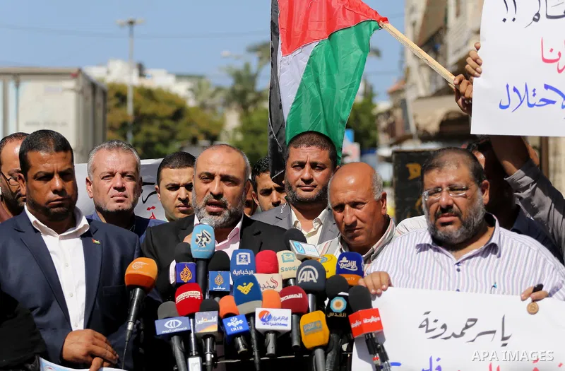 Palestinians take part a protest to show solidarity with Yasser Thiyab Hamduna after his died in Israeli custody on Sunday morning following a fatal stroke, in front of Red cross office, on Sept. 25, 2016. Photo by Moham...