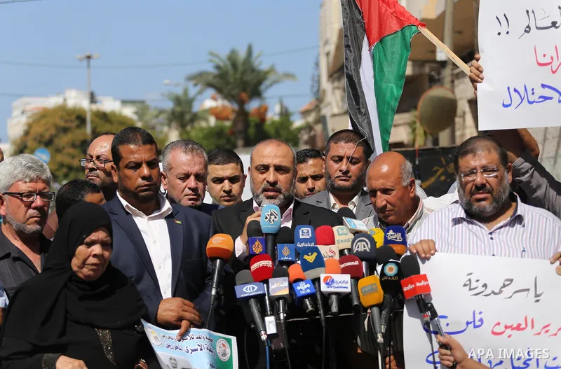 Palestinians take part a protest to show solidarity with Yasser Thiyab Hamduna after his died in Israeli custody on Sunday morning following a fatal stroke, in front of Red cross office, on Sept. 25, 2016. Photo by Moham...