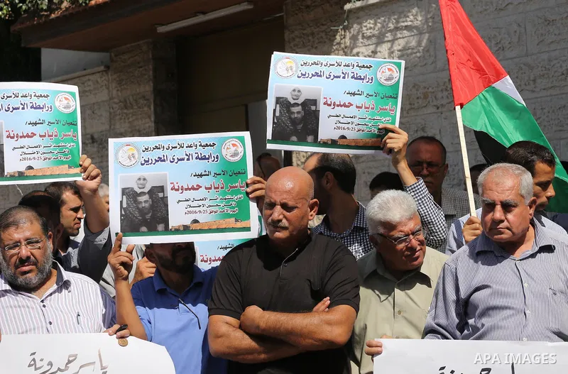 Palestinians take part a protest to show solidarity with Yasser Thiyab Hamduna after his died in Israeli custody on Sunday morning following a fatal stroke, in front of Red cross office, on Sept. 25, 2016. Photo by Moham...
