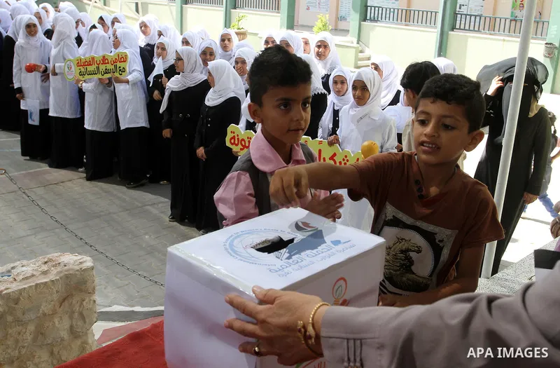 Palestinian students from al-Fadela school donates money during a rally supporting of a Gaza-bound flotilla of international activists attempting to break the Gaza blockade, in Rafah in the southern Gaza strip on Septemb...