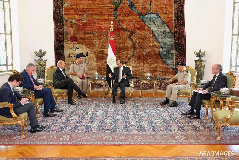 Egyptian President Abdel Fattah al-Sisi meets with French defence minister Jean Yves le Drian, in Cairo, Egypt, on Sep. 25, 2016. Photo by Egyptian President Office