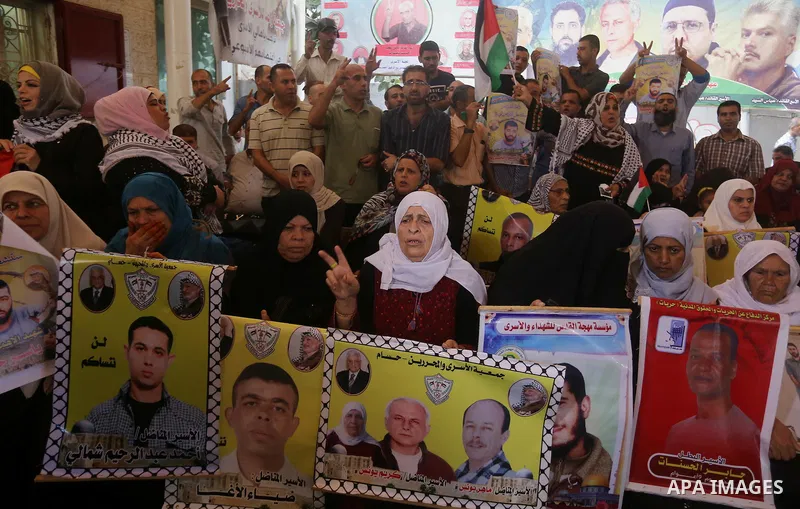 Palestinians take part during a protest to show solidarity with Palestinian prisoners on hunger strike in Israeli Jails, in front of Red cross office in Gaza city, on Sept. 26, 2016. Photo by Ashraf Amra