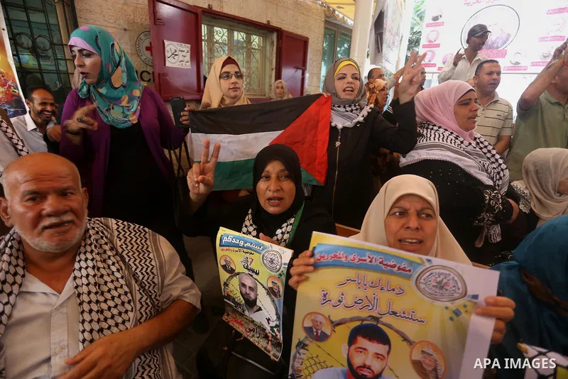 Palestinians take part during a protest to show solidarity with Palestinian prisoners on hunger strike in Israeli Jails, in front of Red cross office in Gaza city, on Sept. 26, 2016. Photo by Ashraf Amra