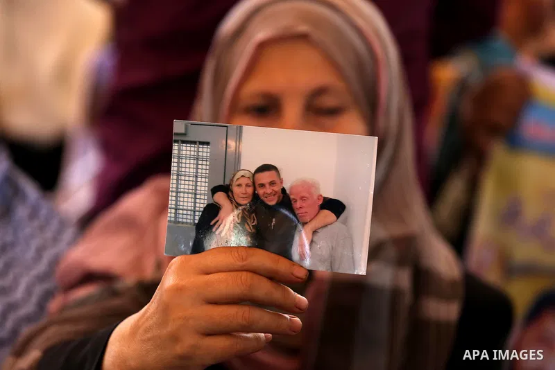 Palestinians take part during a protest to show solidarity with Palestinian prisoners on hunger strike in Israeli Jails, in front of Red cross office in Gaza city, on Sept. 26, 2016. Photo by Ashraf Amra