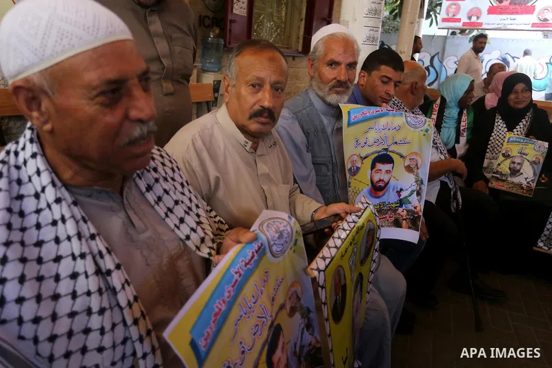 Palestinians take part during a protest to show solidarity with Palestinian prisoners on hunger strike in Israeli Jails, in front of Red cross office in Gaza city, on Sept. 26, 2016. Photo by Ashraf Amra