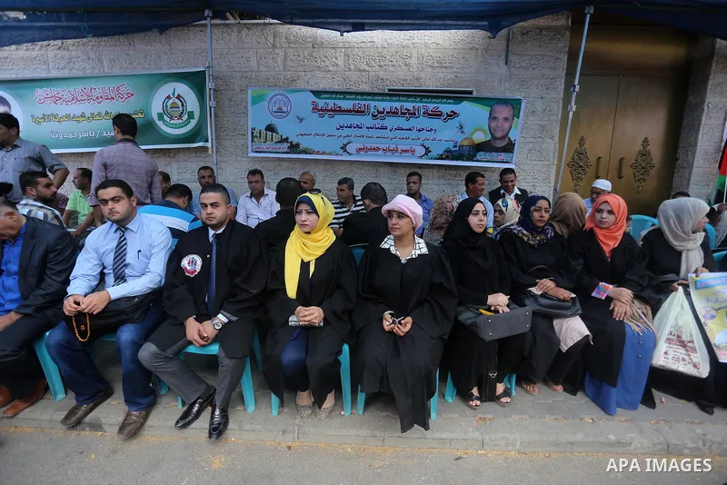 Palestinians take part during a protest to show solidarity with Palestinian prisoners on hunger strike in Israeli Jails, in front of Red cross office in Gaza city, on Sept. 26, 2016. Photo by Ashraf Amra